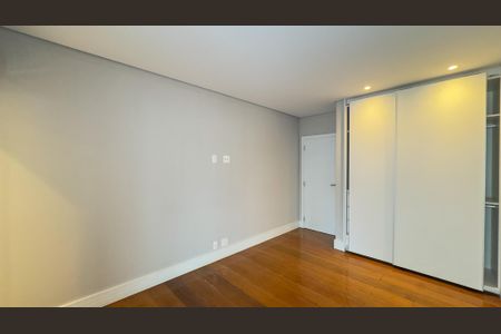 Apartamento à venda com 360m², 4 quartos e 4 vagas Apartamento à venda com 360m², 4 quartos e 4 vagasQuarto 2 - Suíte