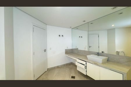 Apartamento à venda com 360m², 4 quartos e 4 vagas Apartamento à venda com 360m², 4 quartos e 4 vagasBanheiro da Suíte 1