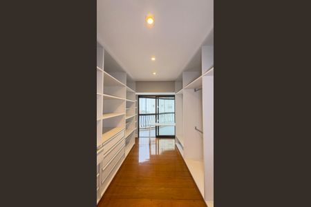 Apartamento à venda com 360m², 4 quartos e 4 vagas Apartamento à venda com 360m², 4 quartos e 4 vagasCloset da suíte