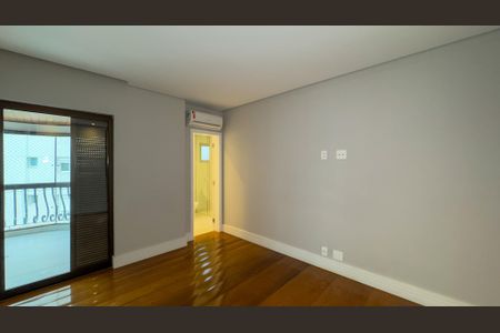 Apartamento à venda com 360m², 4 quartos e 4 vagas Apartamento à venda com 360m², 4 quartos e 4 vagasQuarto 2 - Suíte