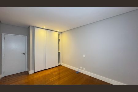 Apartamento à venda com 360m², 4 quartos e 4 vagas Apartamento à venda com 360m², 4 quartos e 4 vagasQuarto 3 - Suíte