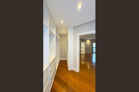 Apartamento à venda com 360m², 4 quartos e 4 vagas Apartamento à venda com 360m², 4 quartos e 4 vagasCloset da suíte