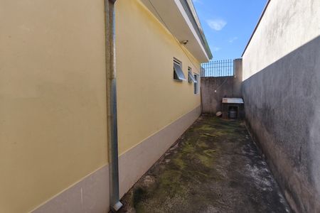 Casa à venda com 70m², 3 quartos e 4 vagasCorredor - Quintal
