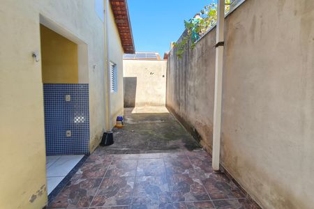 Casa à venda com 70m², 3 quartos e 4 vagasCorredor - Quintal