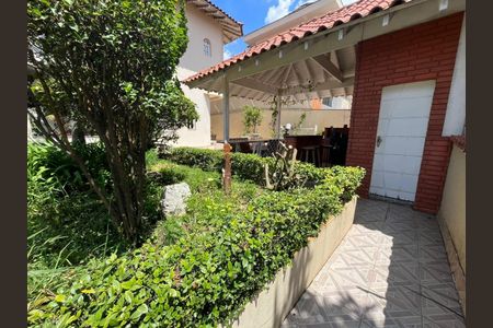 Casa à venda com 330m², 4 quartos e 6 vagas Casa à venda com 330m², 4 quartos e 6 vagasAREA EXTERNA