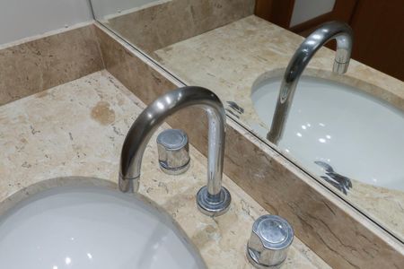 Apartamento à venda com 76m², 2 quartos e 2 vagas Apartamento à venda com 76m², 2 quartos e 2 vagasBanheiro da suíte