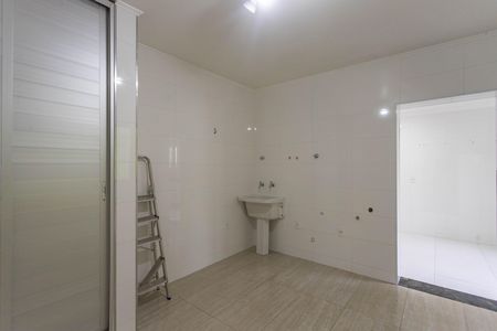 Casa à venda com 250m², 6 quartos e 3 vagasCasa 1 - área de serviço 