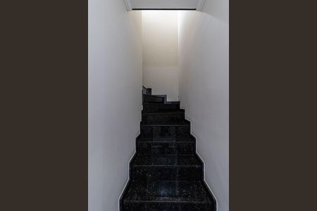 Casa de condomínio à venda com 99m², 3 quartos e 2 vagas Casa de condomínio à venda com 99m², 3 quartos e 2 vagasEscada