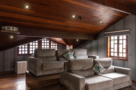 Casa à venda com 1080m², 4 quartos e 7 vagas Casa à venda com 1080m², 4 quartos e 7 vagasHome Theather
