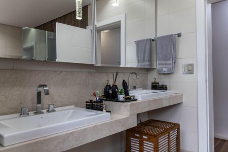 Casa à venda com 1080m², 4 quartos e 7 vagas Casa à venda com 1080m², 4 quartos e 7 vagasBanheiro da Suíte 1