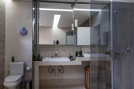 Casa à venda com 1080m², 4 quartos e 7 vagas Casa à venda com 1080m², 4 quartos e 7 vagasBanheiro da Suíte 1