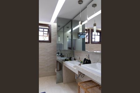 Casa à venda com 1080m², 4 quartos e 7 vagas Casa à venda com 1080m², 4 quartos e 7 vagasBanheiro da Suíte 1