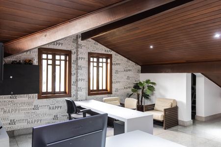 Casa à venda com 1080m², 4 quartos e 7 vagas Casa à venda com 1080m², 4 quartos e 7 vagasEscritório
