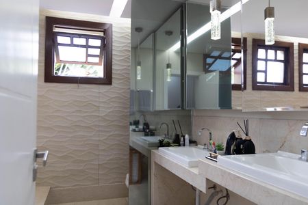Casa à venda com 1080m², 4 quartos e 7 vagas Casa à venda com 1080m², 4 quartos e 7 vagasBanheiro da Suíte 1