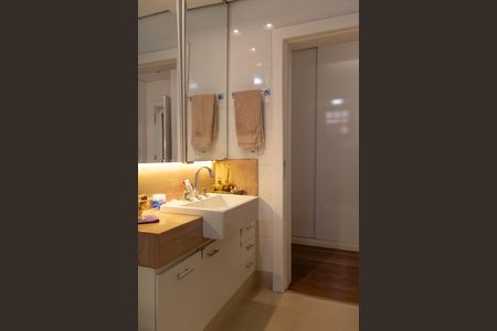 Casa à venda com 1080m², 4 quartos e 7 vagas Casa à venda com 1080m², 4 quartos e 7 vagasBanheiro da Suíte 4