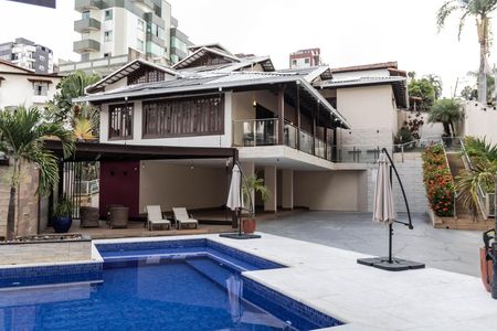 Casa à venda com 1080m², 4 quartos e 7 vagas Casa à venda com 1080m², 4 quartos e 7 vagasPiscina