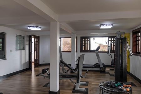 Casa à venda com 1080m², 4 quartos e 7 vagas Casa à venda com 1080m², 4 quartos e 7 vagasAcademia