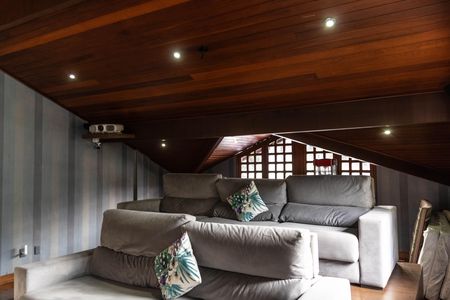 Casa à venda com 1080m², 4 quartos e 7 vagas Casa à venda com 1080m², 4 quartos e 7 vagasHome Theather