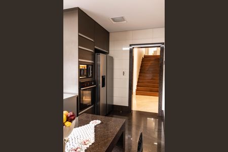 Casa à venda com 1080m², 4 quartos e 7 vagas Casa à venda com 1080m², 4 quartos e 7 vagasCozinha