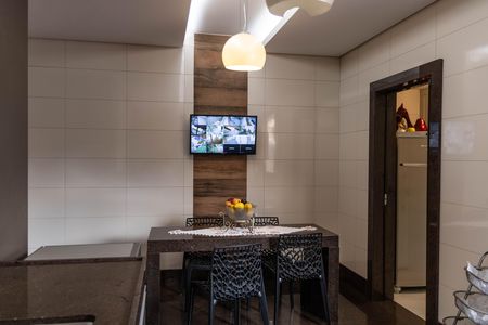 Casa à venda com 1080m², 4 quartos e 7 vagas Casa à venda com 1080m², 4 quartos e 7 vagasCozinha