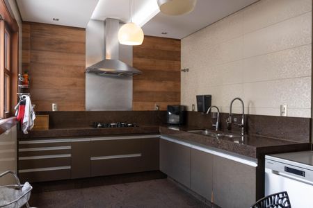 Casa à venda com 1080m², 4 quartos e 7 vagas Casa à venda com 1080m², 4 quartos e 7 vagasCozinha