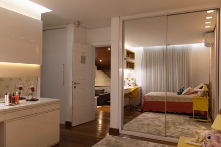 Casa à venda com 1080m², 4 quartos e 7 vagas Casa à venda com 1080m², 4 quartos e 7 vagasSuíte 4