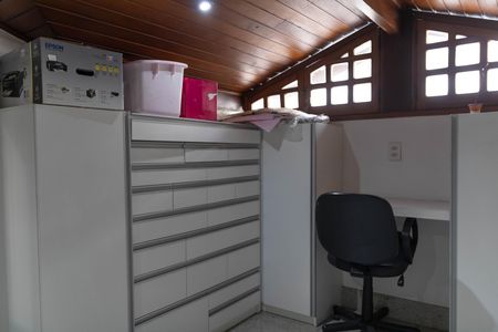 Casa à venda com 1080m², 4 quartos e 7 vagas Casa à venda com 1080m², 4 quartos e 7 vagasEscritório