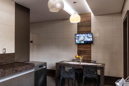 Casa à venda com 1080m², 4 quartos e 7 vagas Casa à venda com 1080m², 4 quartos e 7 vagasCozinha