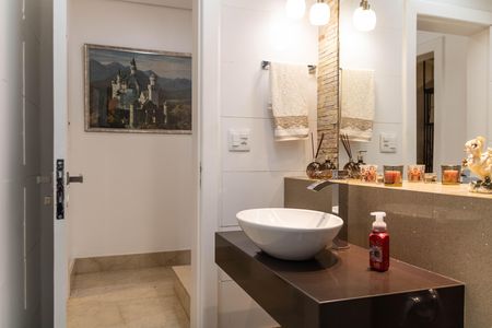 Casa à venda com 1080m², 4 quartos e 7 vagas Casa à venda com 1080m², 4 quartos e 7 vagasBanheiro Social