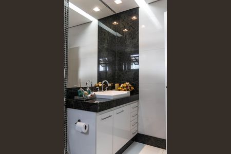 Casa à venda com 1080m², 4 quartos e 7 vagas Casa à venda com 1080m², 4 quartos e 7 vagasBanheiro da Suíte 2