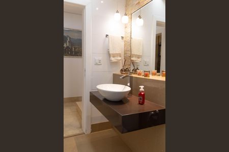 Casa à venda com 1080m², 4 quartos e 7 vagas Casa à venda com 1080m², 4 quartos e 7 vagasBanheiro Social