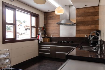 Casa à venda com 1080m², 4 quartos e 7 vagas Casa à venda com 1080m², 4 quartos e 7 vagasCozinha