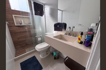Casa de condomínio à venda com 269m², 3 quartos e 4 vagasBanheiro do Quarto 1