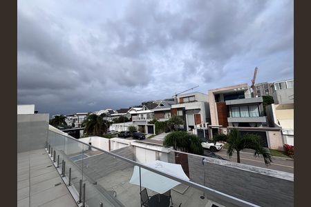 Casa de condomínio à venda com 269m², 3 quartos e 4 vagasVaranda