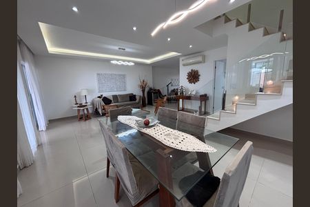 Casa de condomínio à venda com 269m², 3 quartos e 4 vagasSala
