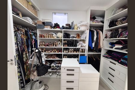 Casa de condomínio à venda com 269m², 3 quartos e 4 vagasCloset do quarto 2