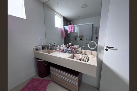 Casa de condomínio à venda com 269m², 3 quartos e 4 vagasBanheiro do Quarto 2