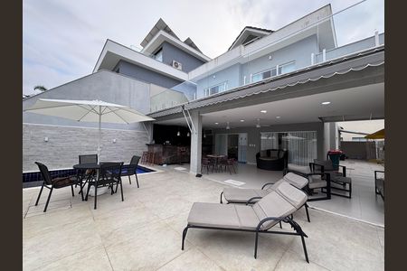 Casa de condomínio à venda com 269m², 3 quartos e 4 vagasÁrea externa
