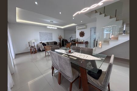 Casa de condomínio à venda com 269m², 3 quartos e 4 vagasSala
