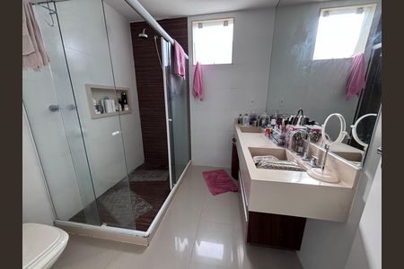 Casa de condomínio à venda com 269m², 3 quartos e 4 vagasBanheiro do Quarto 2