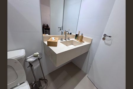Casa de condomínio à venda com 269m², 3 quartos e 4 vagasBanheiro