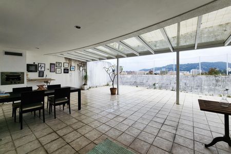 Apartamento à venda com 161m², 2 quartos e 1 vaga Apartamento à venda com 161m², 2 quartos e 1 vagaVaranda