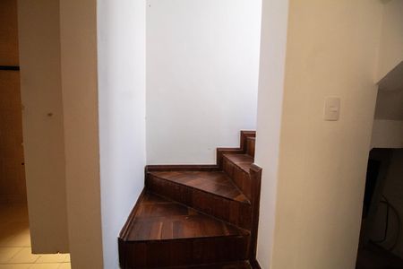 Casa de condomínio para alugar com 102m², 2 quartos e 1 vaga Casa de condomínio para alugar com 102m², 2 quartos e 1 vagaEscada