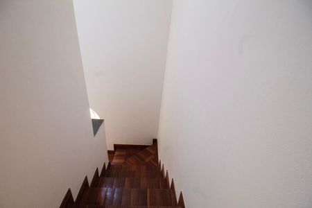 Casa de condomínio para alugar com 102m², 2 quartos e 1 vaga Casa de condomínio para alugar com 102m², 2 quartos e 1 vagaEscada