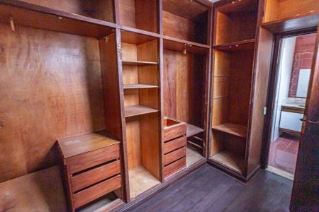Casa à venda com 310m², 4 quartos e 2 vagasSuíte 1 - Closet