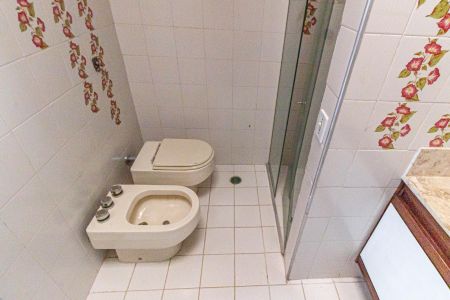 Casa à venda com 310m², 4 quartos e 2 vagasBanheiro da Suíte 2