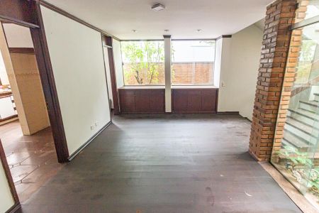 Casa à venda com 310m², 4 quartos e 2 vagasSala de TV