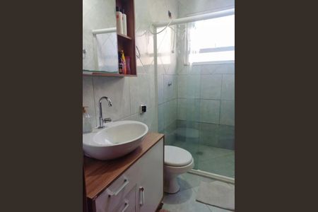 Banheiro de apartamento para alugar com 2 quartos, 49m² em Santana, Porto Alegre