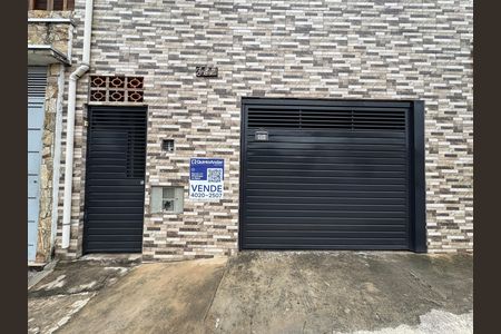 Casa à venda com 240m², 2 quartos e 1 vaga Casa à venda com 240m², 2 quartos e 1 vagaFachada