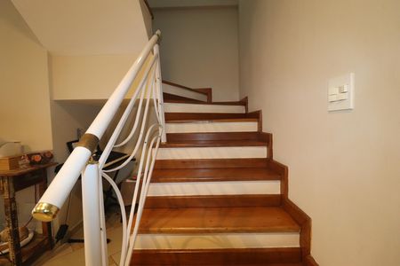 Casa à venda com 120m², 3 quartos e 2 vagasEscada